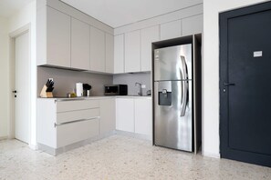 冷蔵庫、電子レンジ、コンロ、コーヒー / ティーメーカー