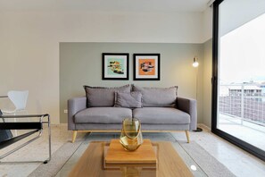 Televisión y oficina 