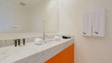 Doccia, asciugacapelli, asciugamani