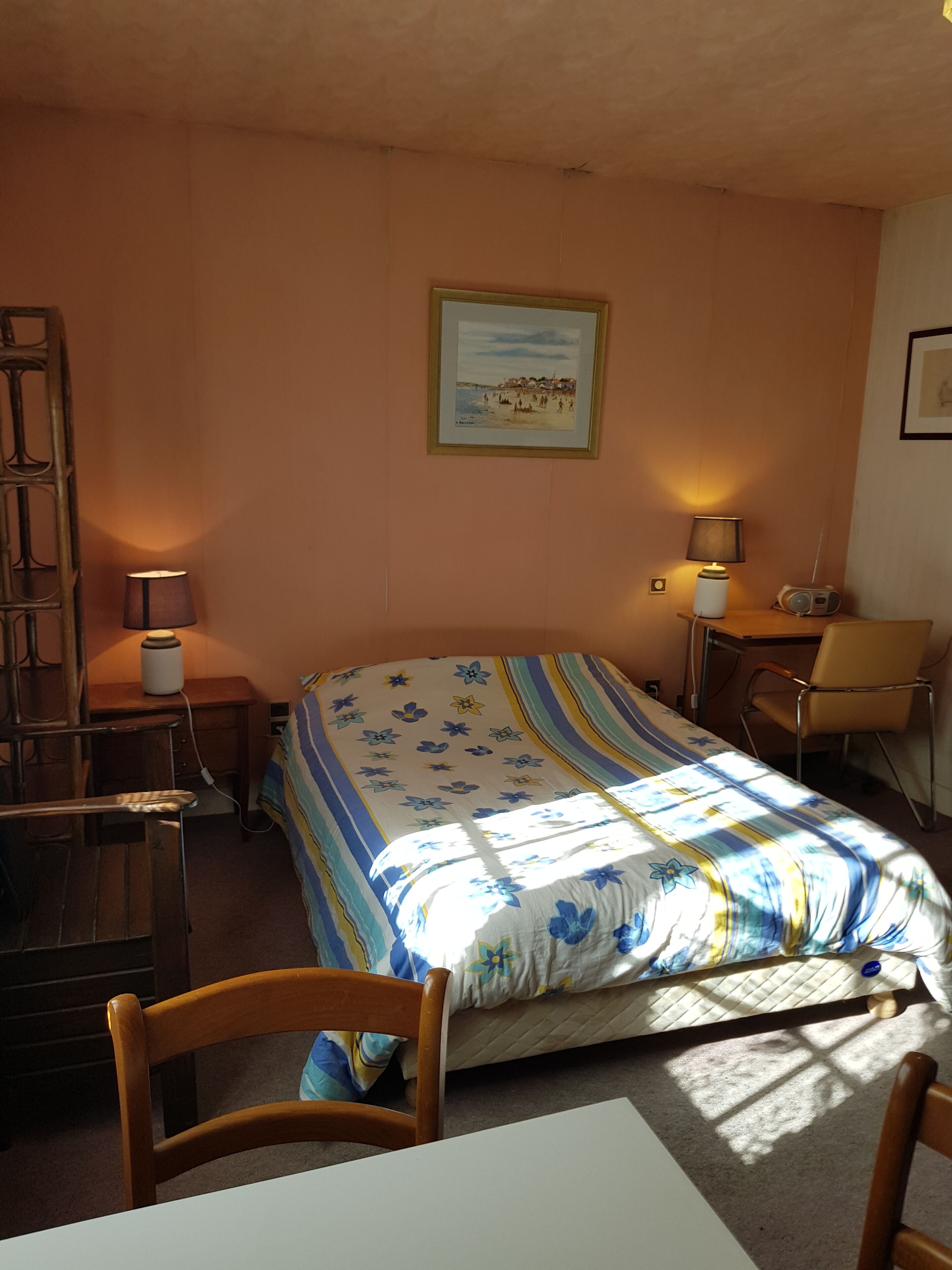 1 chambre, fer et planche à repasser, draps fournis