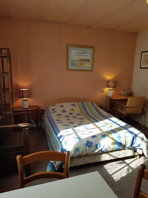 1 slaapkamer, een strijkplank/strijkijzer, beddengoed