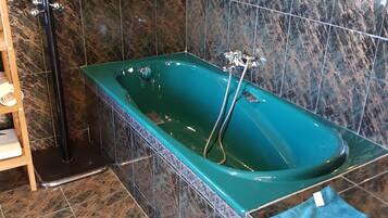 Hiustenkuivaaja, pyyhkeet, saippua, sampoo