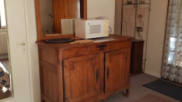 1 quarto, ferros/tĂĄbuas de passar roupa, roupa de cama