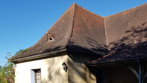 A house with a sloped roof, a small porch, and a window. - Belle Suite Avec Coin Cuisine Dans Maison Périgourdine (Plazac)