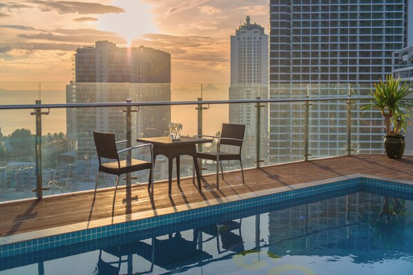 Ulkouima-allas, aurinkotuoleja