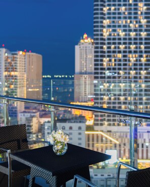 Ulkouima-allas, aurinkotuoleja