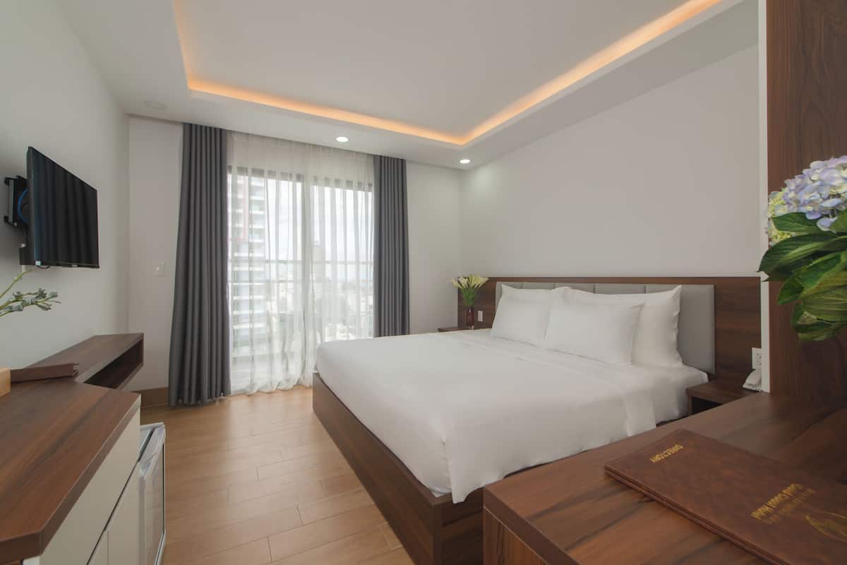 Deluxe Room, 1 King Bed, Balcony, City View | 1 bedroom, in-room safe, individually furnished, desk