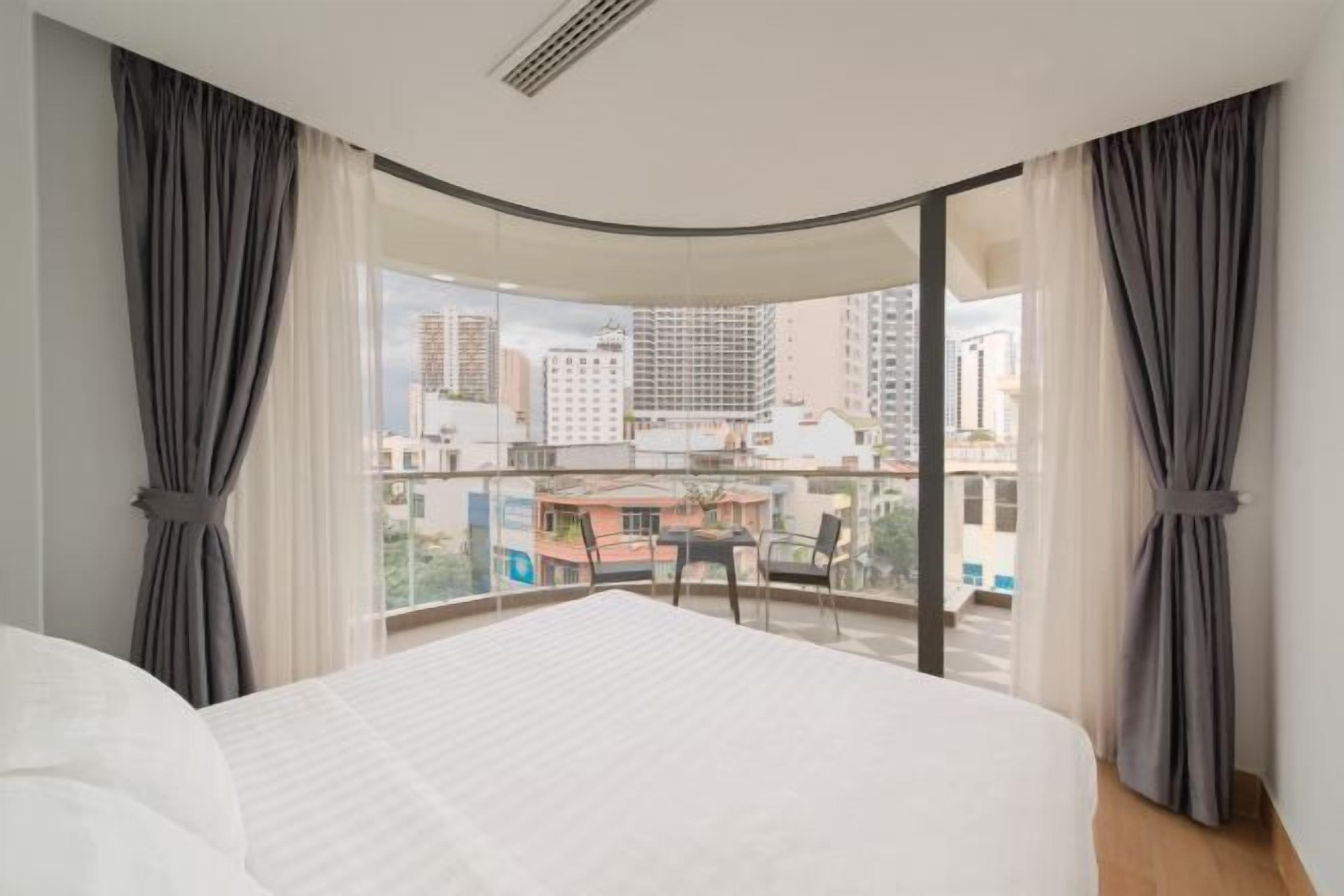 Brankas, dilengkapi dengan perabotan berbeda-beda, dan meja kerja