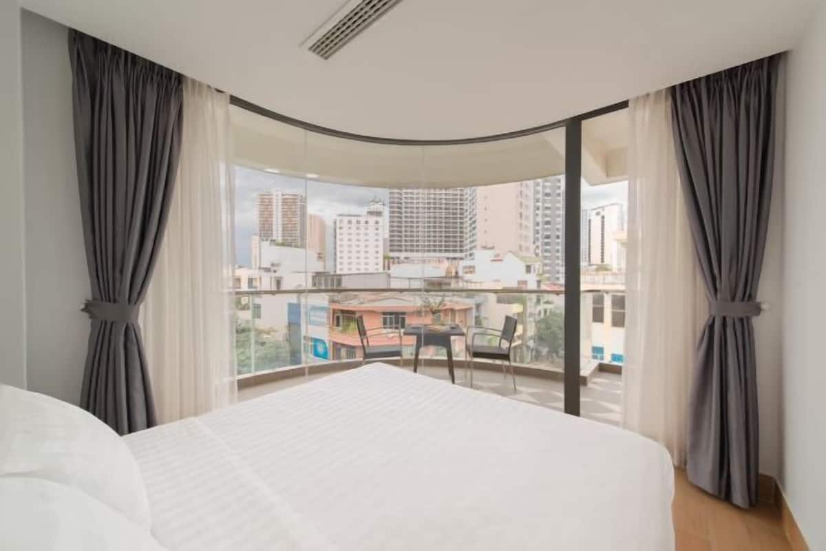 1 chambre, coffre-fort, ameublement unique, bureau