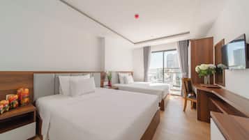 Deluxe Twin kamer, 2 queensize bedden, balkon | Een kluis op de kamer, individueel gemeubileerd, een bureau