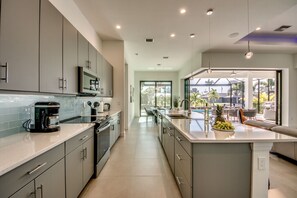 Frigorifero, microonde, forno, piano cottura