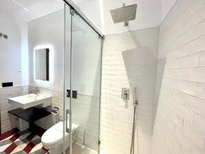 Een haardroger, handdoeken