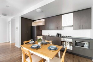 Refrigerador, microondas, horno, placa de cocina