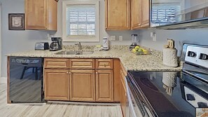 Køleskab, mikrobølgeovn, ovn, kogeplade