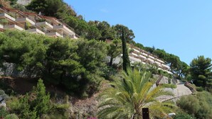 A hillside residential area with multi-story buildings, a staircase, and lush greenery. - Beautiful apartment for 3 guests with WIFI and terrace (Ventimiglia)