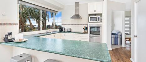 Køleskab, mikrobølgeovn, ovn, kogeplade