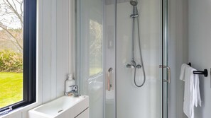 Een douche, een haardroger, handdoeken