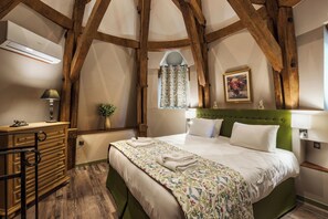 11 makuuhuonetta, tallelokero huoneessa, työpöytä, silitysrauta/-lauta