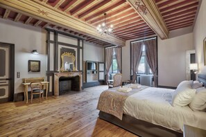 11 bedrooms, in-room safe, desk, iron/ironing board