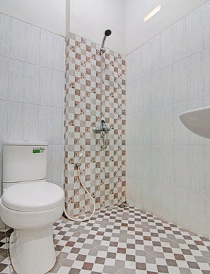 Deluxe Double Room | Bathroom | Shower, towels - Hotel O Wisma Cendana Syariah Near PASAR FLAMBOYAN (Tapung)