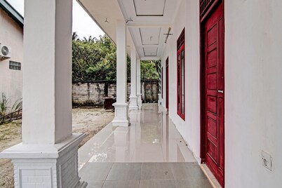 近 PASAR FLAMBOYAN 的 OYO 92199 Wisma Cendana Syariah 酒店