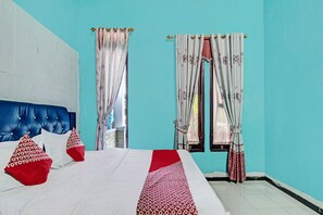 Habitación doble Deluxe | Espacio para trabajar con laptop y ropa de cama