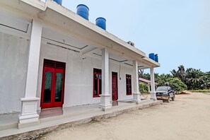 Vista frontal de la propiedad