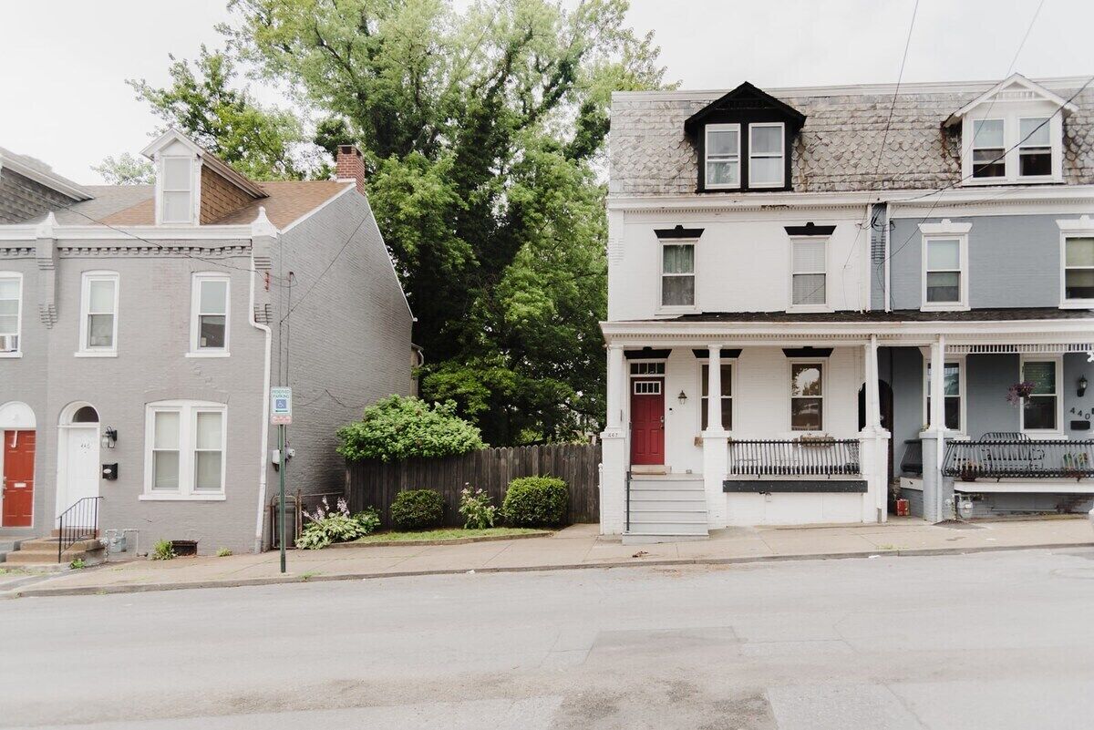 This house is a 4 bedroom(s), 1.5 bathrooms, located in Lancaster, PA.