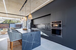 Een koelkast, een magnetron, een oven, een kookplaat