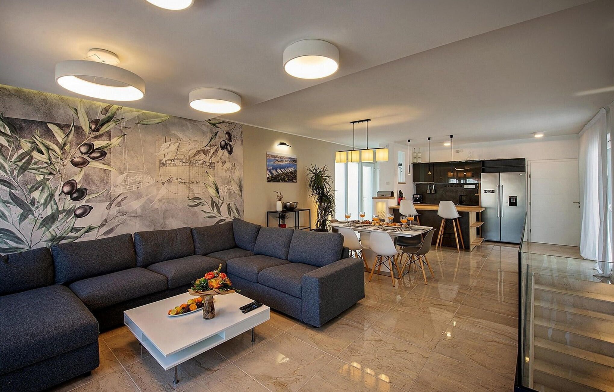 Televisie, een open haard, een dvd-speler en een stereo