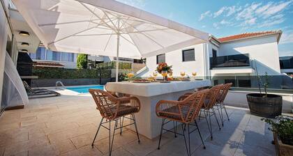 Nice home in Rogoznica with WiFi