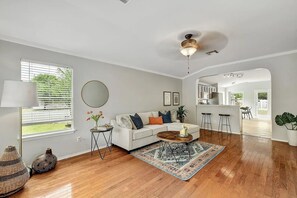 Smart TV, books, computer monitors, printers - Lovely Private Home close to Austin & San Marcos! Family & Pet Friendly. (Kyle)