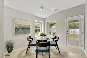 Dining - Lovely Private Home close to Austin & San Marcos! Family & Pet Friendly. (Kyle)