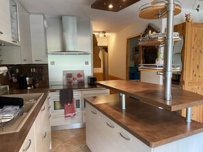 Mikrobølgeovn, ovn, oppvaskmaskin og kaffetrakter/tekoker