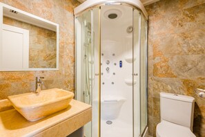 Badewanne, Haartrockner, Handtücher