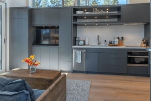 Kylskåp, mikrovågsugn, ugn och spishäll