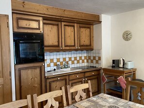 Een koelkast, een magnetron, een oven, een vaatwasser