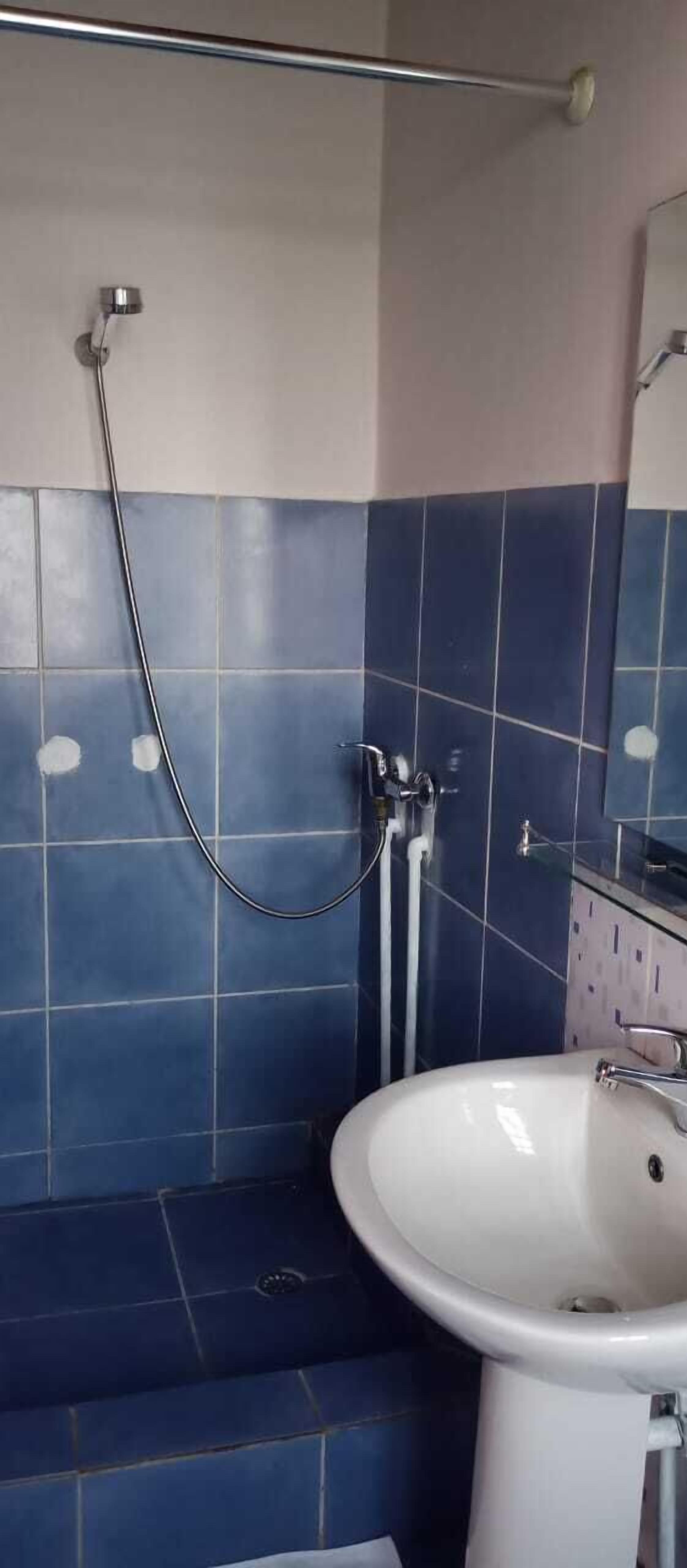 Ensemble douche/baignoire, serviettes fournies