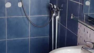 Ensemble douche/baignoire, serviettes fournies