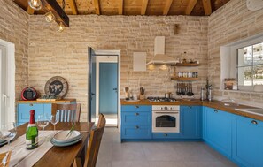 Réfrigérateur, surface de cuisson, lave-vaisselle, cafetière-théière