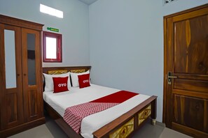 Deluxe Double Room | Desk, laptop workspace, free WiFi, bed sheets - Hotel O Salsabila Homestay (Bangil)