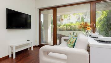 1 bedroom, cribs/infant beds, bed sheets