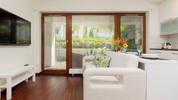 1 bedroom, cribs/infant beds, bed sheets