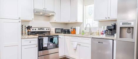 Frigorifero, microonde, forno, piano cottura