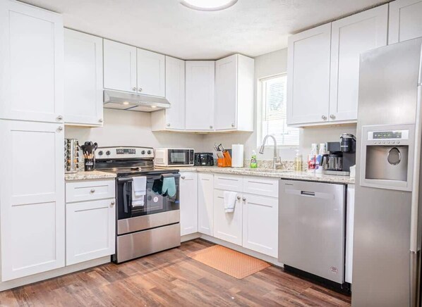 冷蔵庫、電子レンジ、オーブン、コンロ