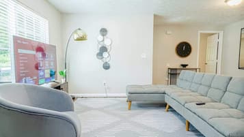 Una televisión, una oficina