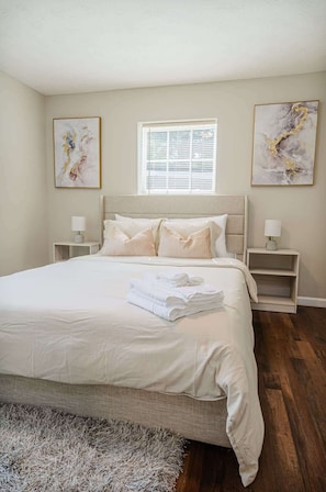 3 Schlafzimmer, Schreibtisch, Bügeleisen/Bügelbrett, WLAN