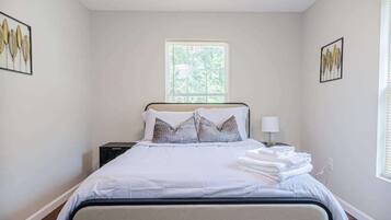 3 bedrooms, desk, iron/ironing board, WiFi