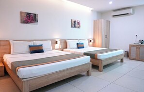 Desk, laptop workspace, free WiFi, bed sheets - M Stays (Chennai)