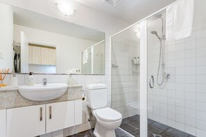 Dusj, hårføner og håndklær